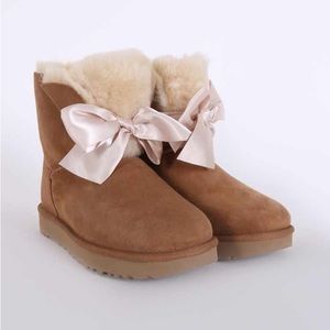 Women’s UGG Gita Mini Bow Boots Camel Size 8